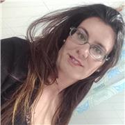 Francesa nativa, clases tanto a adultos como a niños.